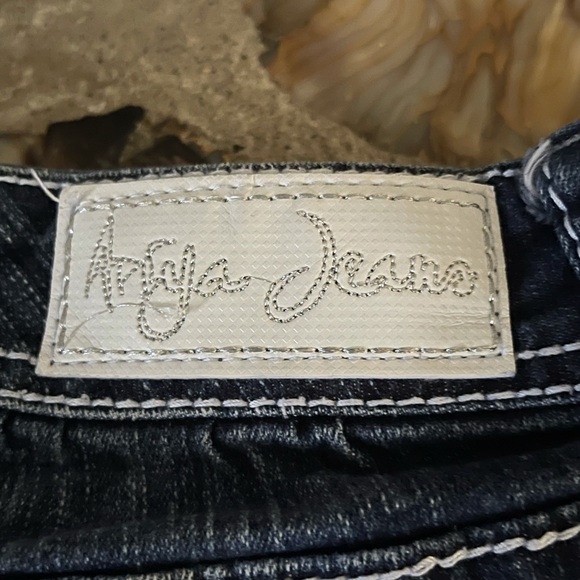 Cute distressed shorts size 9/10 - Picture 3 of 4